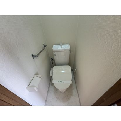 ����4