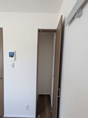 ����4
