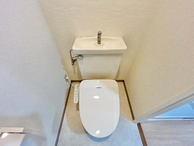 ����4