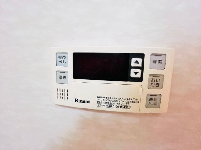 ����30