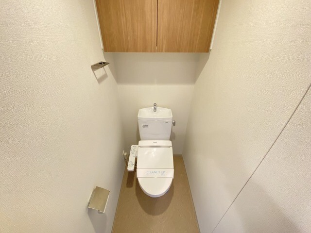����4