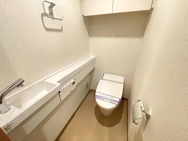 ����4
