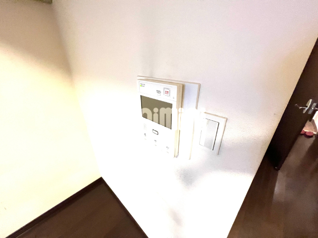 ����12