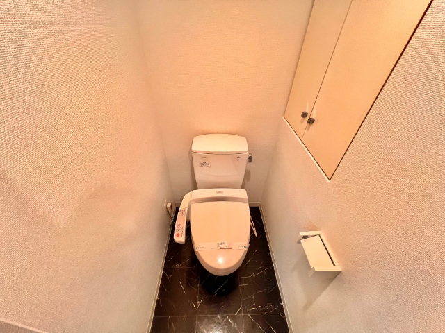 ����4