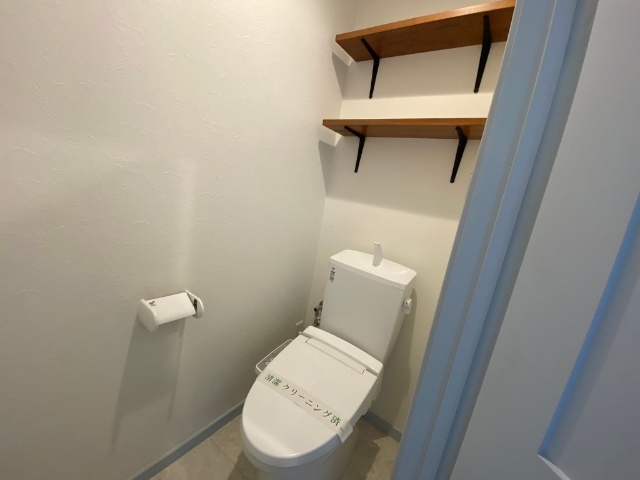 ����4
