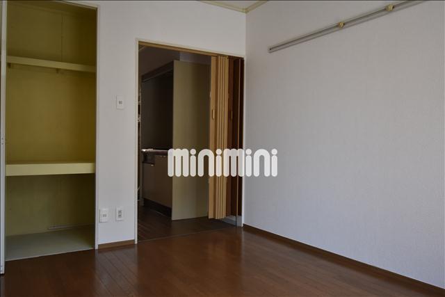 ����5