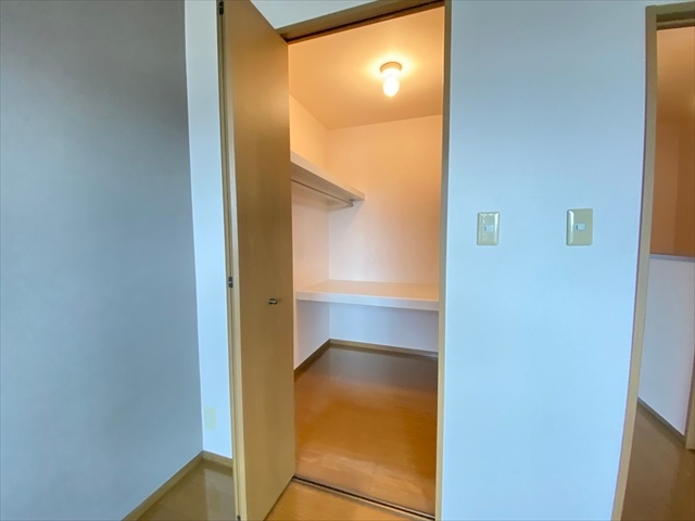 ����18