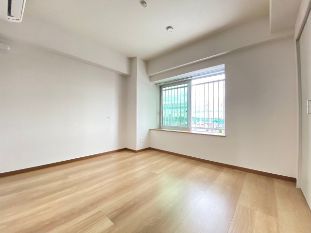 ����30