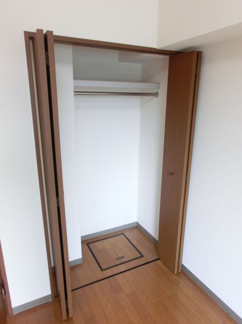 ����4