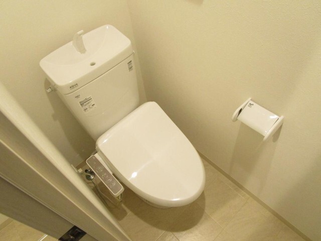 ����4
