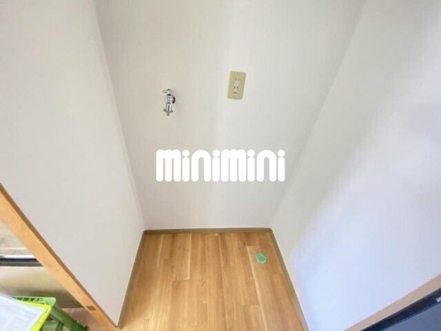 ����9