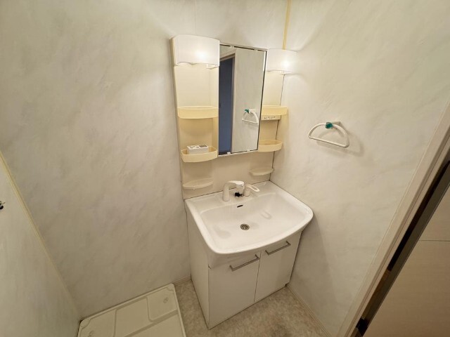 ����4