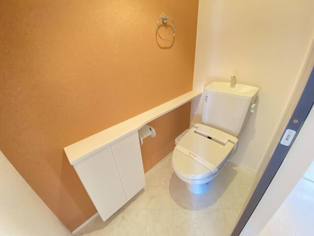 ����4