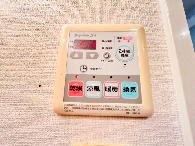 ����15