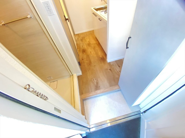 ����16