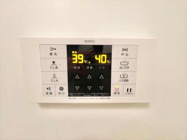 ����9