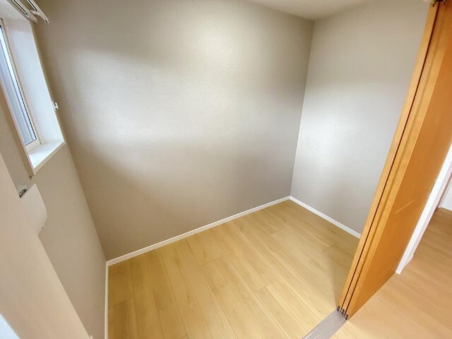����15