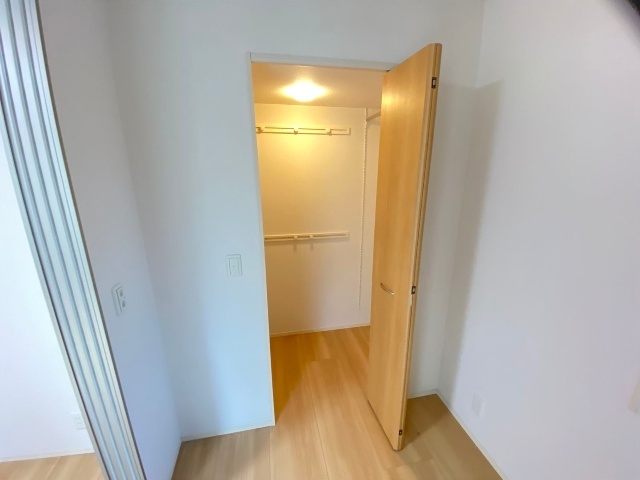 ����4