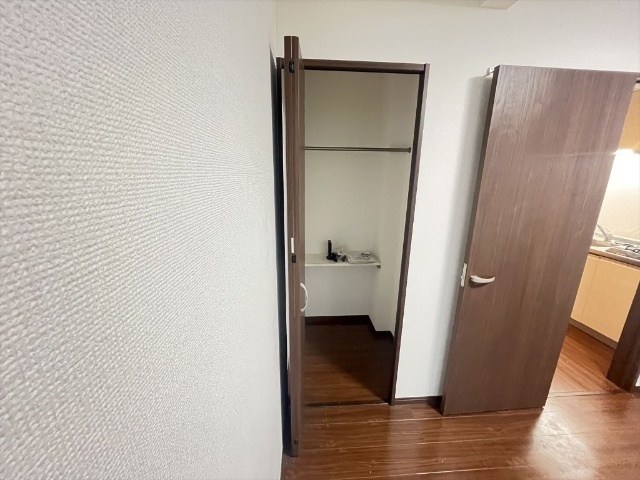 ����4