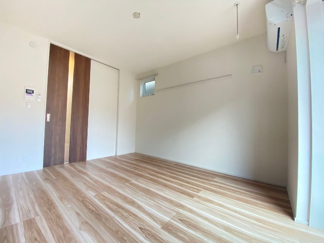 ����4