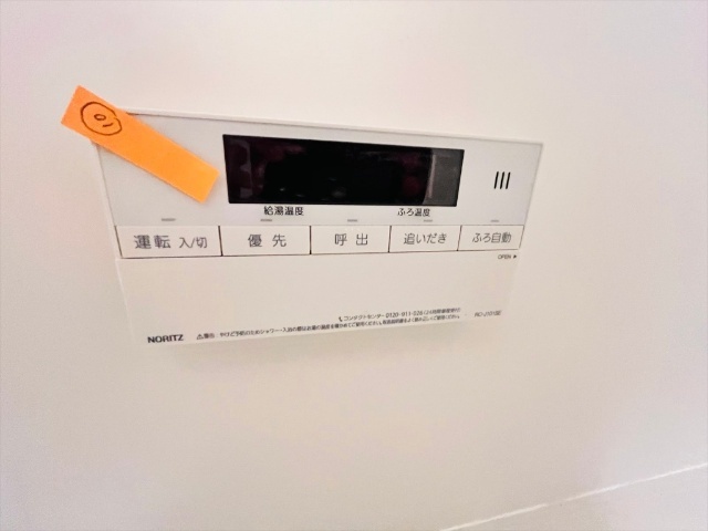 ����30