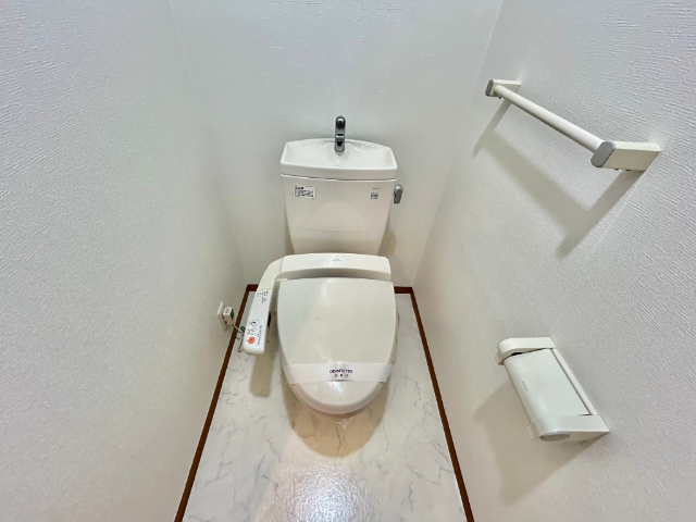 ����4