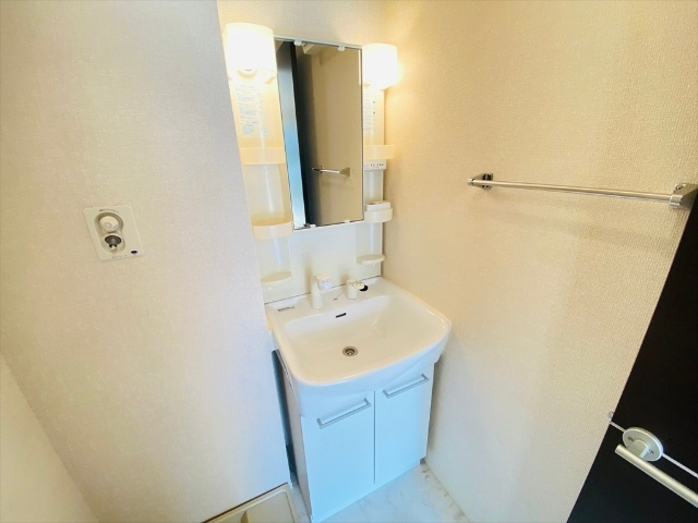 ����3