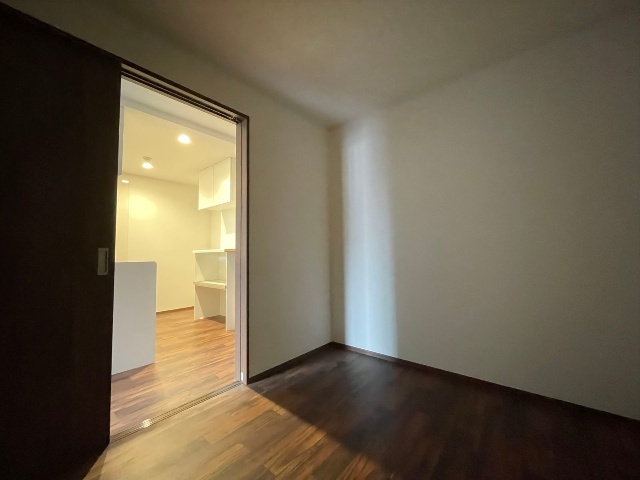 ����20
