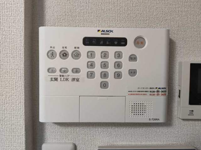����12