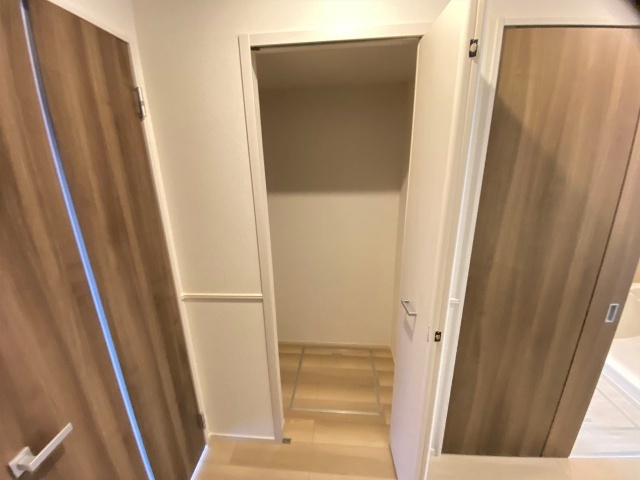 ����18
