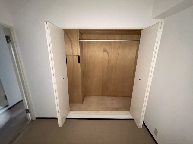 ����4