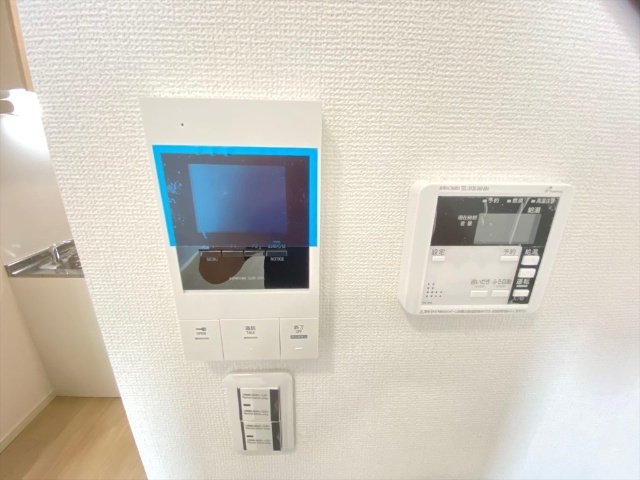 ����15