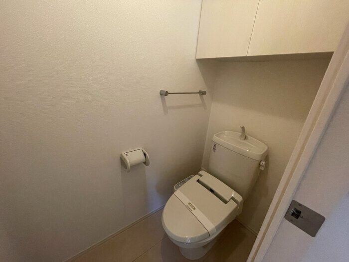 ����4