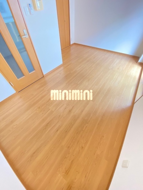 ����9