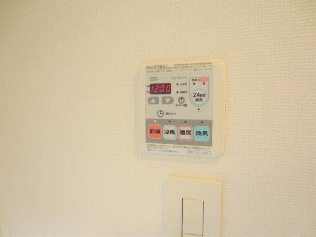 ����12