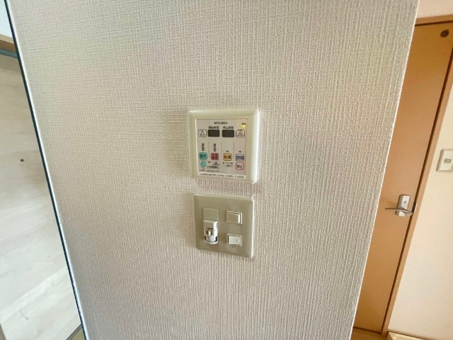 ����12
