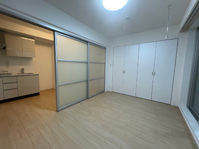 ����8