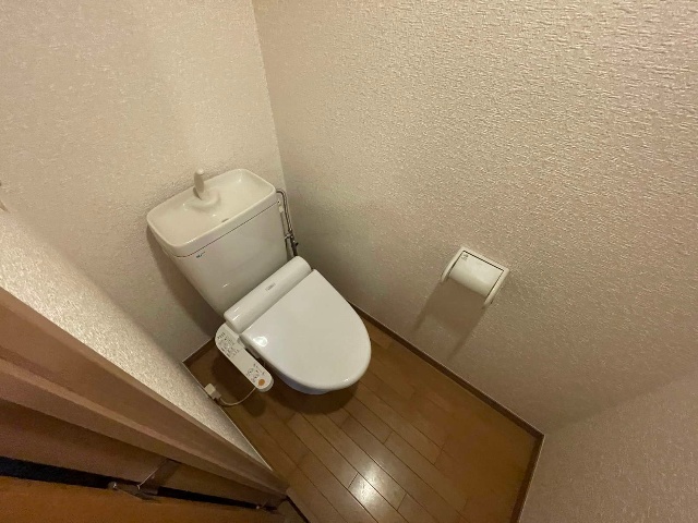����4