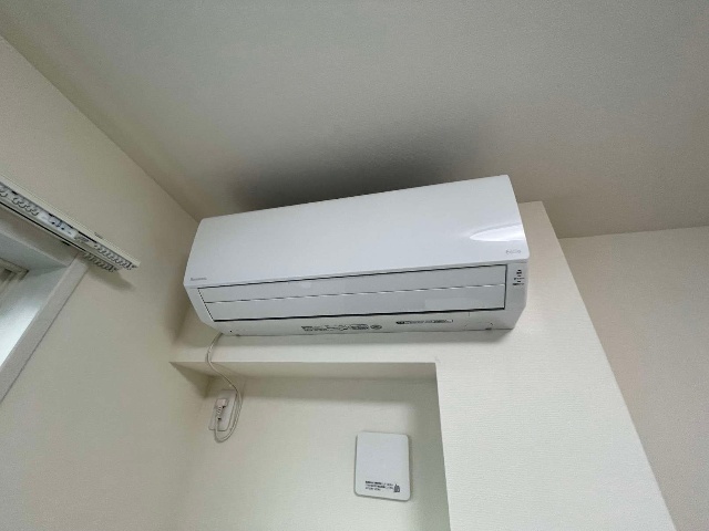 ����30