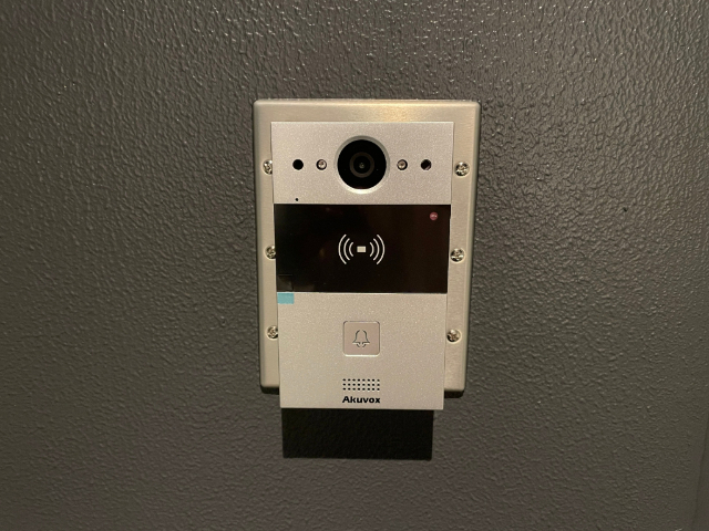 ����15