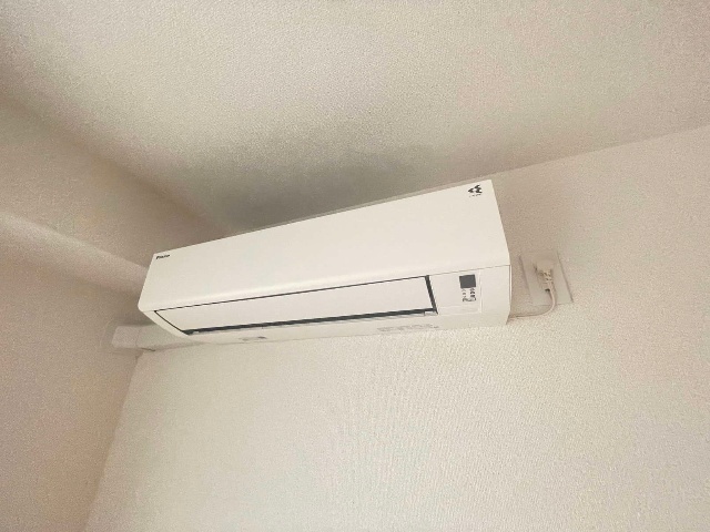 ����15