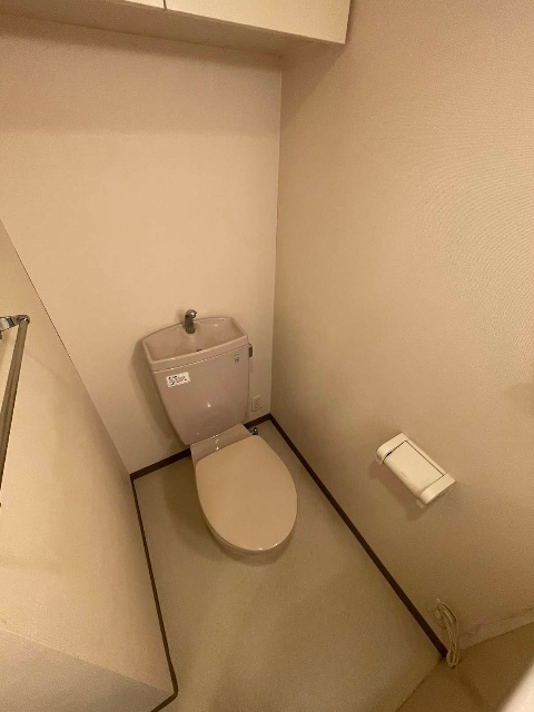 ����4