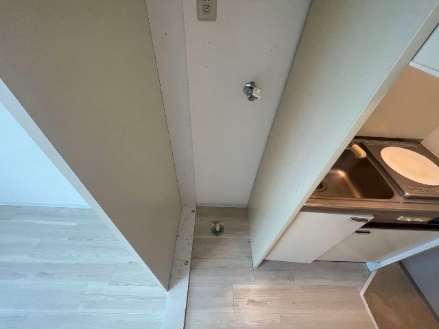 ����4