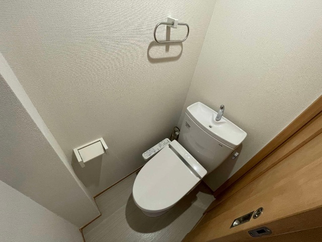 ����4