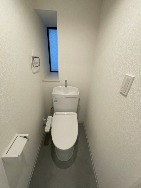 ����4