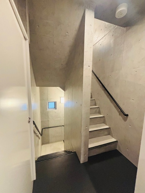 ����30