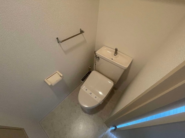 ����4