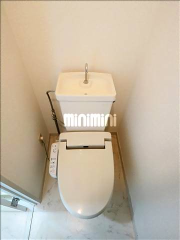 ����4