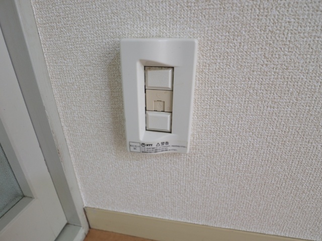 ����12