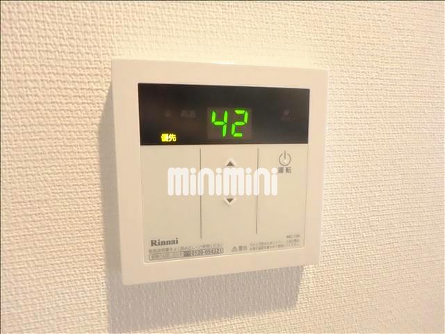 ����15